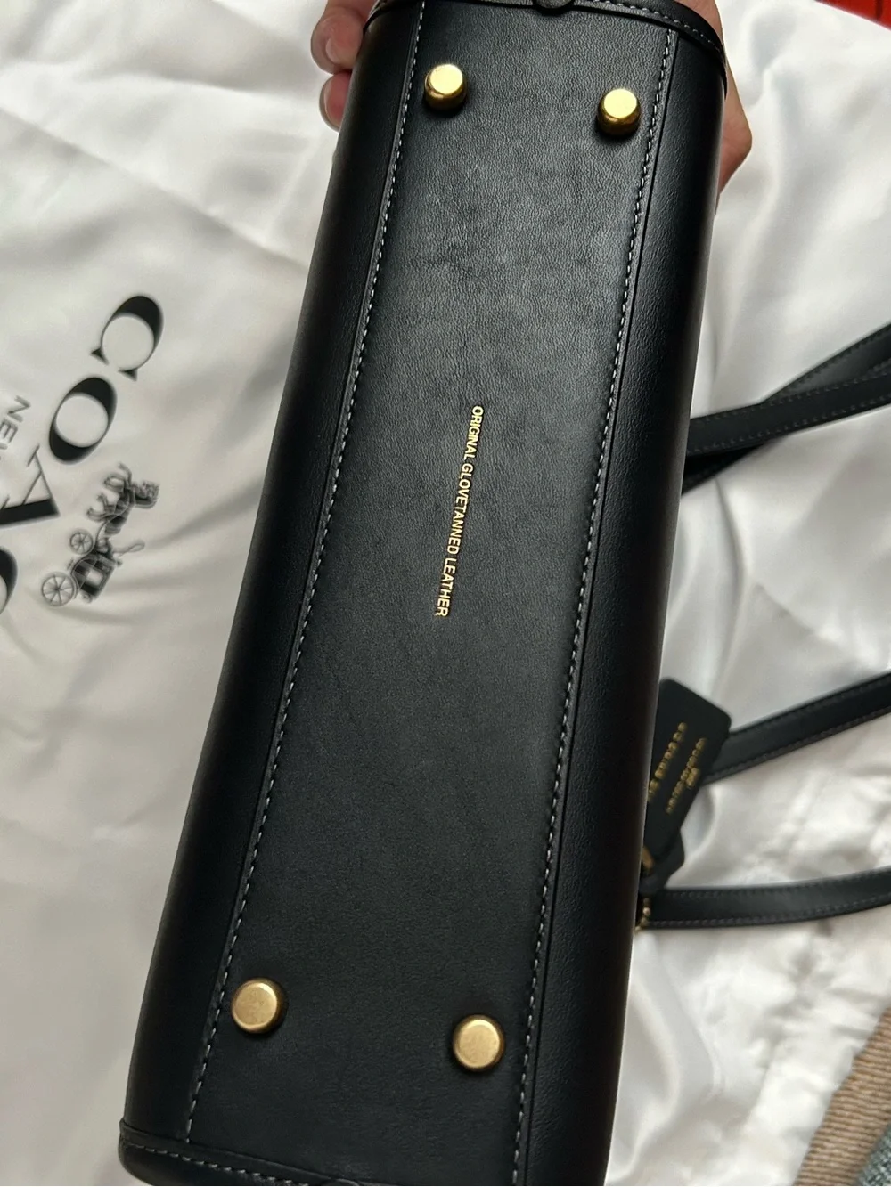 COACH Swing Zip Bag - Black